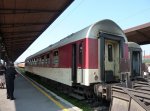 Etwas verloren wirkt der Bulgarische Schlafwagen aus Wien im Bahnhof von Belgrad.