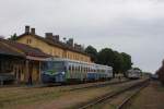 Ein Planzug ist aus Vrbast am 8.5.2010 am Hausbahnsteig des Bahnhof Sombor angekommen. Whrend dessen gibt es mit einem Schienenbus als Sonderfahrt
nach Subotica eine Zugkreuzung.