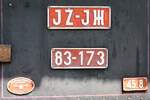 Schilderanh�ufung an der rechten F�hrerhauswand der JZ 83-173.