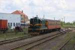 Sombor in Serbien am 7.5.2010.
Der komplett restaurierte Nahverkehrszug aus Subotica mit Lok 661-243 
fhrt in den Bahnhof ein. Diese schmucke Garnitur pendelte bei unserem
Serbien Besuch zwischen Sombor und Subotica und kam uns daher mehrfach
vor die Linse.