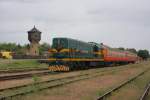 Am 8.5.2010 fotografierte ich im serbischen Bahnhof Sombor den ausfahrenden
Personenzug nach Subotica mit seiner Kennedy Zuglok 661-243.
Hinter dem zu sehenden Wasserturm befindet sich brigens ein Dampflok
Denkmal, welches vom Bahnhof Vorplatz aus zugngig ist.