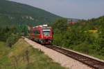 Triebwagen 771010 hat auf seinem Weg nach Dimitrovgrad gerade die Brcke  ber die Nisava berquert und wird nach kurzem Weg die Stadt Pernik erreichen.