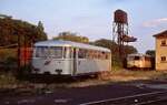 Im Juni 2000 sind ein 812 und ein Steuerwagen im Depot Subotica abgestellt