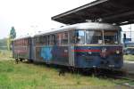 Die recht ramponierte und beschmierte Schienenbusgarnitur 812-301 (vorne) und 814-303 (hinten) steht am 28.04.11 im Bahnhof Belgrad-Donau zur Abfahrt bereit.