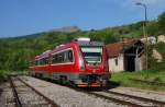 Am 5.5.2013 war der moderne Triebwagen 711010 von Nis auf dem Weg nach
Dimitrovgrad. Im Landbahnhof Banja Istanic erwischte ich ihn bei meiner 
Parallelfahrt wieder an der Bahnhofausfahrt.