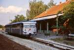Ein 812 mit Steuerwagen wartet im Juni 2000 im Bahnhof Horgos auf die Abfahrt nach Subotica.