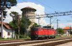 Im Bahnhof Aleksinac in Serbien bildet ein sehr schner alter Wasserturm  einen idealen Hintergrund fr Eisenbahnszenen.