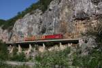 Bei Caca in Serbien fhrt eine Eisenbahnstrecke ber einem Fluss direkt an den   Felswnden entlang.