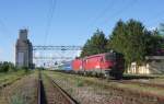 Durchfahrt eines internationalen Schnellzuges im Bahnhof Zednik.
Am 7.5.2010 ist Zuglok 444-006 damit von Budapest kommend nach Belgrad
unterwegs. Sie schleppt die abgebgelte 461-001 mit.