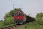 Mit einem langen Gterzug ist am 9.5.2010 sdlich von Zednik die Elektrolok  444-010 in Richtung Subotica unterwegs.