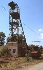 In Aleksinac/Serbien erinnern der Förderturm und eine völlig verrostete Elektrolokomotive im Juni 2000 an den früheren Bergbau. Nach einer Schlagwetterexplosion im Jahre 1986, die zahlreiche Todesopfer forderte, wurde der Kohleförderung nicht wieder aufgenommen. Seitdem rosten die Überreste vor sich hin.