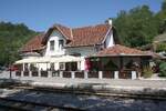 Das ehemalige Aufnahmsgeb�ude der Stanica Mokra Gora beherbergt nun ein Restaurant und die Hotelrezeption.