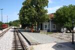Aufnahmsgeb�ude mit Hausbahnsteig der Stanica Sargan-Vitasi am 12.August 2026.