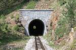 Blick durch den Tunnel 35 der Museumsbahn Mokra Gora, gesehen von der Plattform des SDZ 0410 (letztes Fahrzeug des zweiten Zuges nach Mokra Gora) am 12.August 2026.