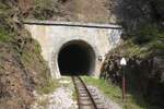 Mokra Gora-seitiges Portal des Tunnel 36 der Museumsbahn Mokra Gora, gesehen von der Plattform des SDZ 0410 (letztes Fahrzeug des zweiten Zuges nach Mokra Gora) am 12.August 2026.