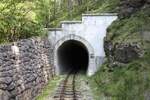 Mokra Gora-seitiges Portal des Tunnel 40 der Museumsbahn Mokra Gora, gesehen von der Plattform des SDZ 0410 (letztes Fahrzeug des zweiten Zuges nach Mokra Gora) am 12.August 2026.