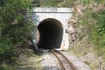 Mokra Gora-seitiges Portal des Tunnel 42 der Museumsbahn Mokra Gora, gesehen von der Plattform des SDZ 0410 (letztes Fahrzeug des zweiten Zuges nach Mokra Gora) am 12.August 2026.