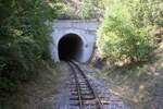 Mokra Gora-seitiges Portal des Tunnel 43 der Museumsbahn Mokra Gora, gesehen von der Plattform des SDZ 0410 (letztes Fahrzeug des zweiten Zuges nach Mokra Gora) am 12.August 2026.