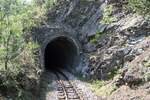 Mokra Gora-seitiges Portal des Tunnel 44 der Museumsbahn Mokra Gora, gesehen von der Plattform des SDZ 0410 (letztes Fahrzeug des zweiten Zuges nach Mokra Gora) am 12.August 2026.