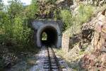 Mokra Gora-seitiges Portal des Tunnel 45 der Museumsbahn Mokra Gora, gesehen von der Plattform des SDZ 0410 (letztes Fahrzeug des zweiten Zuges nach Mokra Gora) am 12.August 2026.