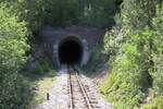 Mokra Gora-seitiges Portal des Tunnel 46 der Museumsbahn Mokra Gora, gesehen von der Plattform des SDZ 0410 (letztes Fahrzeug des zweiten Zuges nach Mokra Gora) am 12.August 2026.