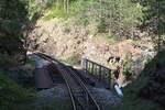 Beim Sargan-Vitasi-seitigem Portal des Tunnel 47 gelegene Br�cke �ber die Kamisna, gesehen von der Plattform des SDZ 0410 (letztes Fahrzeug des zweiten Zuges nach Mokra Gora) am 12.August 2026.