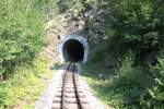 Mokra Gora-seitiges Portal des Tunnel 47 der Museumsbahn Mokra Gora, gesehen von der Plattform des SDZ 0410 (letztes Fahrzeug des zweiten Zuges nach Mokra Gora) am 12.August 2026.