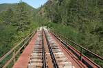 Zwischen Tunnel 47 und 48 gelegene Br�cke �ber die Kamisna, gesehen von der Plattform des SDZ 0410 (letztes Fahrzeug des zweiten Zuges nach Mokra Gora) am 12.August 2026.