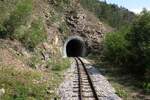 Mokra Gora-seitiges Portal des Tunnel 48 der Museumsbahn Mokra Gora, gesehen von der Plattform des SDZ 0410 (letztes Fahrzeug des zweiten Zuges nach Mokra Gora) am 12.August 2026.