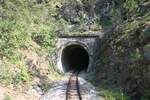 Mokra Gora-seitiges Portal des Tunnel 50 der Museumsbahn Mokra Gora, gesehen von der Plattform des SDZ 0410 (letztes Fahrzeug des zweiten Zuges nach Mokra Gora) am 12.August 2026.