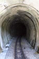 Tunnel 51 der Museumsbahn Mokra Gora kurz vor dem Mokra Gora-seitigem Portal, gesehen von der Plattform des SDZ 0410 (letztes Fahrzeug des zweiten Zuges nach Mokra Gora) am 12.August 2026.