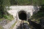 Mokra Gora-seitiges Portal des Tunnel 51 der Museumsbahn Mokra Gora, gesehen von der Plattform des SDZ 0410 (letztes Fahrzeug des zweiten Zuges nach Mokra Gora) am 12.August 2026.