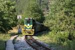 Als SRB-SV 740-101 angeschriebene (sollte eigentlich 745-101 sein) Lok der Type FAUR L45H am 12.August 2026 mit dem dritten Zug von Sargan-Vitasi beim alt�sterreichischem Formvorsignal zum Einfahrsignal der Stanica Mokra.