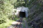 Mokra Gora-seitiges Portal des Tunnel 32 der Museumsbahn Mokra Gora, gesehen von der Plattform des SDZ 0410 (letztes Fahrzeug des ersten Zuges nach Mokra Gora) am 13.August 2026.