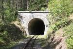 Mokra Gora-seitiges Portal des Tunnel 33 der Museumsbahn Mokra Gora, gesehen von der Plattform des SDZ 0410 (letztes Fahrzeug des ersten Zuges nach Mokra Gora) am 13.August 2026.