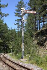 Alt�sterreichisches Formhauptsignal als Einfahrsignal der Stanica  Jatare aus Richtung Mokra Gora am 13.August 2026.
