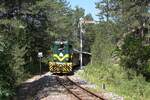Als SRB-SV 740-101 angeschriebene (sollte eigentlich 745-101 sein) Lok der Type FAUR L45H am 13.August 2026 mit dem ersten Zug von Sargan-Vitasi nach Mokra Gora beim Einfahrsignal der Stanica Jatare.