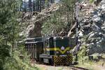 Als SRB-SV 740-101 angeschriebene (sollte eigentlich 745-101 sein) Lok der Type FAUR L45H am 13.August 2026 mit dem zweitem Zug von Mokra Gora nach Sargan-Vitasi beim Einfahrsignal der Stanica Jatare.