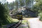 Als SRB-SV 740-101 angeschriebene (sollte eigentlich 745-101 sein) Lok der Type FAUR L45H am 13.August 2026 mit dem zweitem Zug von Mokra Gora nach Sargan-Vitasi beim Einfahrsignal der Stanica Jatare.