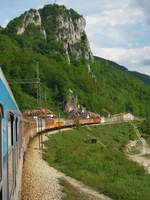 Mit der komplett aus ex-DB-Wagen bestehenden Garnitur des Beograd-Bar-Express nähert sich eine 461 am 12.05.2009 der serbisch-montenegrinischen Grenze