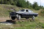 Chrysler New Yorker Deluxe als Schienenfahrzeug, aufgestellt beim Zugang vom Parkplatz zur Stanica Mokra Gora.