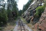 Trasse der Museumsbahn Mokra Gora beim Strecken-Km. 7,25 zwischen den Tunnels 33 und 34 gelegen. - Aufnahmestandort war die Plattform des SDZ 0410 als letztes Fahrzeug des zweiten Zuges nach Mokra Gora am 12.August 2026.