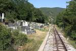 Nach Einstellung der Strecke 1974 dachte niemand an eine Wiederinbetriebnahme und so wurde der Friedhof von Mokra Gora �ber die ehemalige Trasse hinaus erweitert.