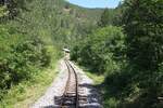 Trasse der Museumsbahn Mokra Gora beim Strecken-Km. 9,25 zwischen den Tunnels 32 und 33 gelegen. - Aufnahmestandort war die Plattform des SDZ 0410 als letztes Fahrzeug des ersten Zuges nach Mokra Gora am 13.August 2026.