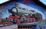 Dieses großformatige Gemälde einer preußischen P 8 zierte im Juni 2000 die Giebelwand eines Güterschuppens in einem Bahnhof an der Strecke Beograd - Nis.