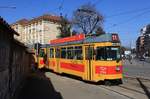 Belgrad Tw 2704 am Zoo kurz nach Verlassen der Schleife der Linien 5, 10 und 11, 28.02.2017.
