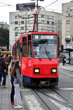 Belgrader Straßenbahn 2385 der Linie 9 am 28.11.2017/17:10 in der Haltestelle vor dem Hauptbahnhof