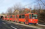 Serbien / Straßenbahn Belgrad / Tram Beograd: Tatra KT4YU-M - Wagen 220 sowie Tatra KT4YU-M - Wagen 390 der GSP Belgrad, aufgenommen im Januar 2016 in der Nähe der Haltestelle