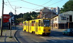 Zitronengelb fährt dieser Solo-KT4 der Belgrader Straßenbahn am 09.05.2009 als Linie 11 unweit des Saveufers in Richtung Zentrum
