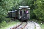 SDZ 0410 (NVR-Nummer: SRB-SV 55 72 85 01 120-0) am 12.August 2026 als letztes Fahrzeug des dritten Planzuges von Sargan-Vitasi kurz vor der Stanica Mokra.